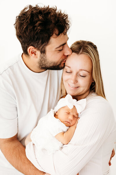 Vastleggen van de eerste momenten van je pasgeboren baby. Een newborn fotoshoot in een warme en veilige setting. Voor herinneringen die een leven lang meegaan