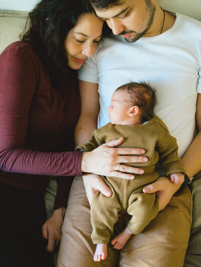 Neugeborenens liegt auf Vater Mutter daneben