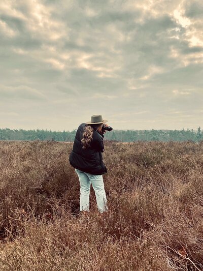 Vrouw aan het fotograferen