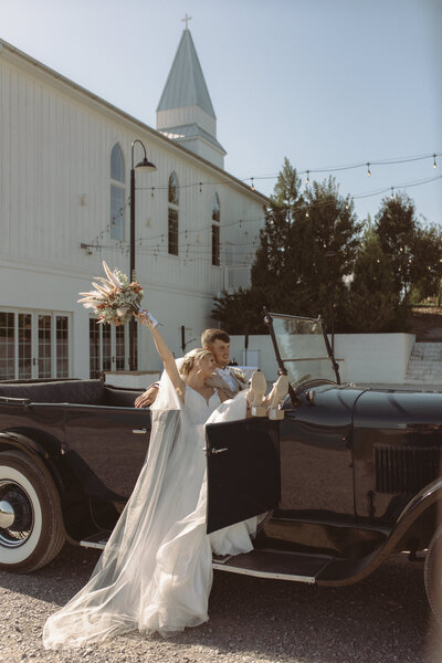 Maternity Photographer located in Columbia Tennessee showcasing a maternity shoot in the country, with a romantic, timeless vibe