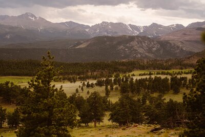 Couple eloping in Rocky Mountain National Park