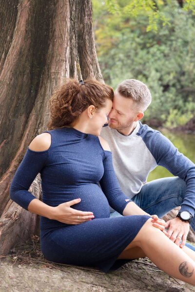 Zwangerschaps shoot met partner op mooie buiten locatie. Irene Maris Fotografie