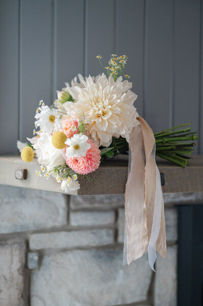 bride-flowers-elegant-luxury-wedding