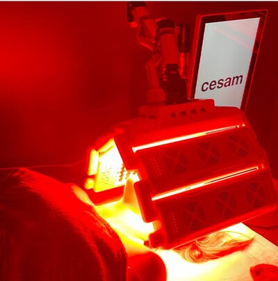 Image d'un soin par la lumière avec la rejulight XP