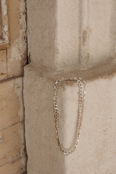 kaboompics_minimalist-silver-and-gold-jewelry-a-warm-aesthetic-photoshoot-31128