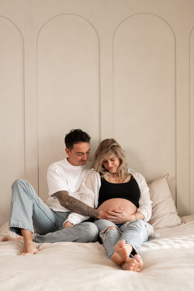 Gezinsfotoshoot door Juliette Fotografie tijdens het gouden uur, waarbij het gezin in prachtig warm licht poseert voor een sfeervolle en intieme opname van hun samen zijn.