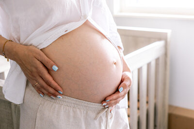 Newborn fotograaf Tilburg, Irene Maris Fotografie, aan het werk tijdens een newborn shoot aan huis.