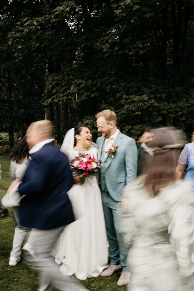 Bruiloft groepsfoto. Bruidspaar is scherp, vrienden onscherp. Ik hou van spelen met beweging. 