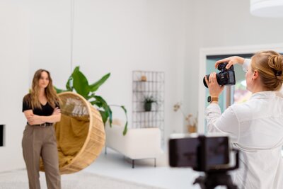 Vrouwelijke ondernemer poseert tijdens branding fotoshoot op locatie in haarlem