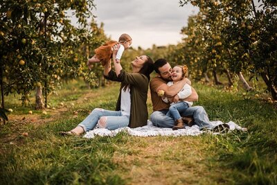 Lynds-Fruit-Farm-Apple-Picking-Family-Pictures-Pataskala-Ohio-6