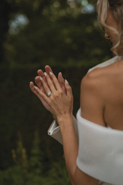 wedding-details-on-hands-and-rings-trouwfotograaf-amsterdam-netherlands-inhousecapture