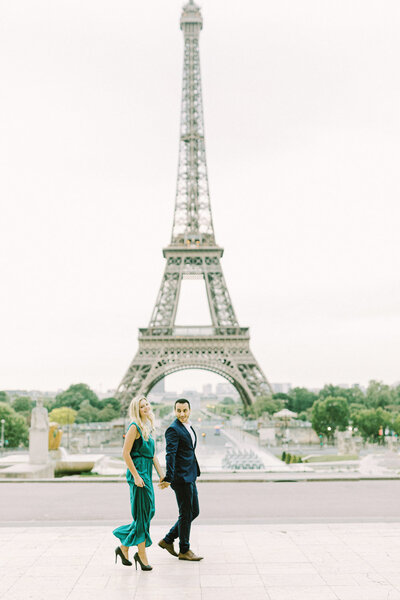 couple walking in front of eiffel tour