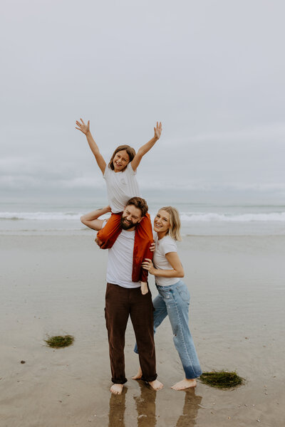 Beach candid natural fun family photo shoot with kids, christmas holiday card photo shoot, San Diego portraits photographer, young families