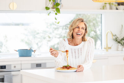 A women eating a healthy meal.