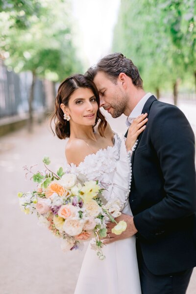 delicate-and-elegant-bridal-bouquet