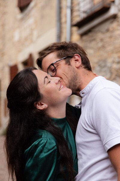 Moment de tendresse pendant la séance engagement d'Andréa et Dimitri dans les rues de Crémieu en Isère