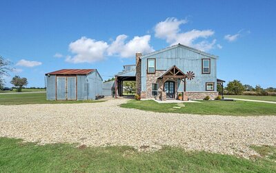 Outdoor shot of this 4-bedroom- 4-bathroom historical home with guest house on 3 acres of land in the greater Waco area.