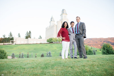 Family photography session at manti temple in utah 