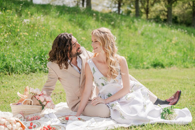 Engagement-shoot-picnic-in-France-1-21