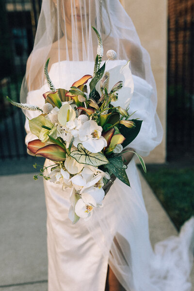 Vika Sokanoff Design is a full-service wedding floral design studio curating immersive designs with editorial, contemporary drama for the classic lovers. Based in Virginia Beach, VA