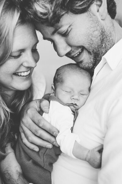 ongedwongen newbornfotografie in de duin- en bollenstreek