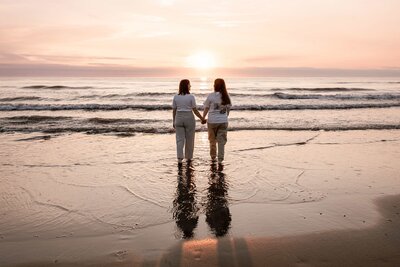 Koppel bij de zee koppelfotografie strand Noordwijk