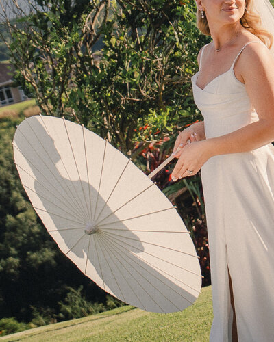 Honolulu wedding photographer captures scenic outdoor ceremony