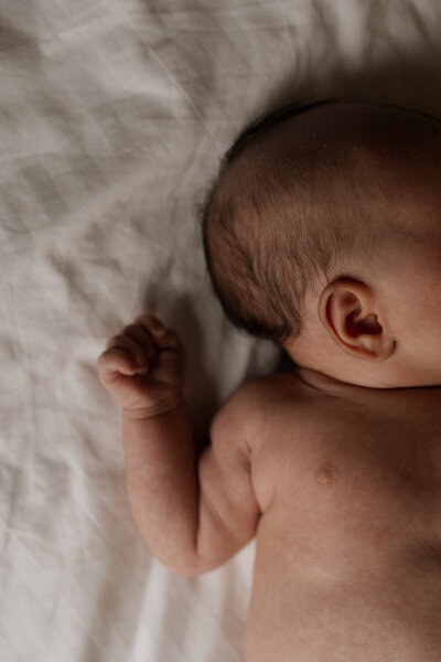 meike molenaar fotografie newbornshoot mama knuffelen met baby