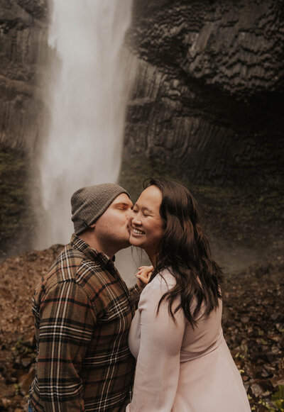 couple kissing in Columbia River Gorge