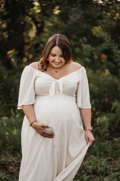 mama holding her belly in westmoreland new york field