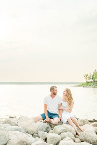 Winter Engagement Photos by Anna Froese Photography