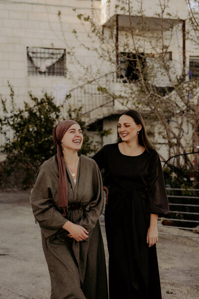 Aida Nauti och Nadia Deland på en av sina resor skrattandes tillsammans