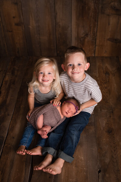 Milwaukee Newborn Photo session silbings posed in studio | Glory Be Photography by Tara Bos