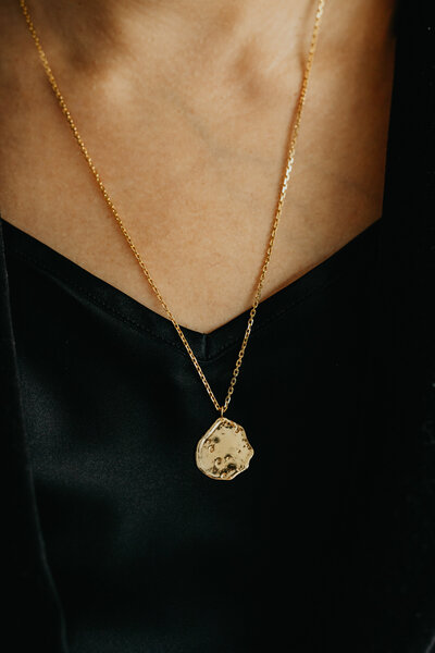 kaboompics_jewelry-photo-shoot-woman-wearing-gold-rings-and-necklace-29257