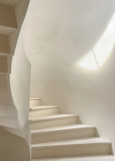Weiße Wendetreppe