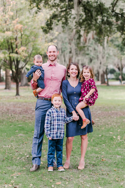 A family poses in a Savannah, GA park for a photography session with Photography by Karla