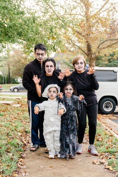 zombies and mummy as Halloween costume for family