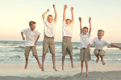 Light Shifter Studios  photos a North Carolina family at the beach. 