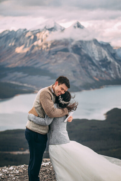 hiking-elopement-peak-and-pebble-photography