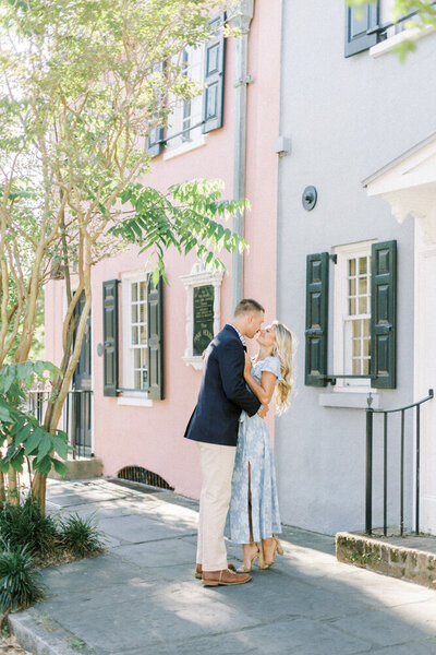 couple kissing in charleston