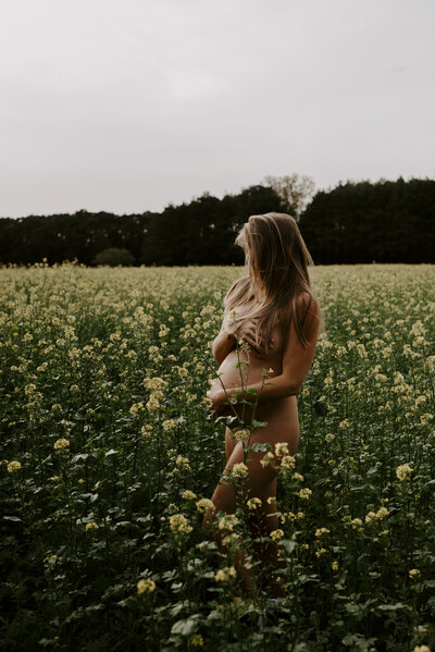 zwangerschapsshoot in een bloemenveld