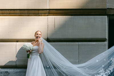 Portrait de la mariée dans sa belle robe de mariage avec son beau voile.