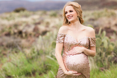 Scottsdale maternity photographer capture smiling pregnant woman