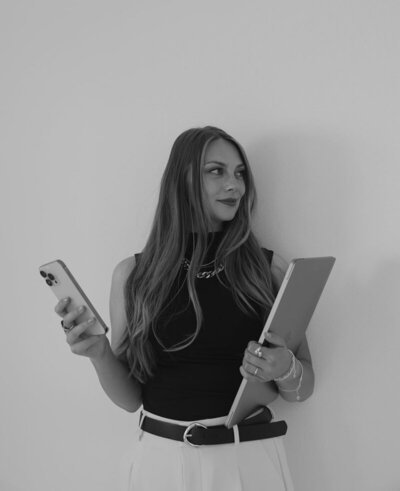 Lead designer smiling and offering showit template customization at Palme Design Co