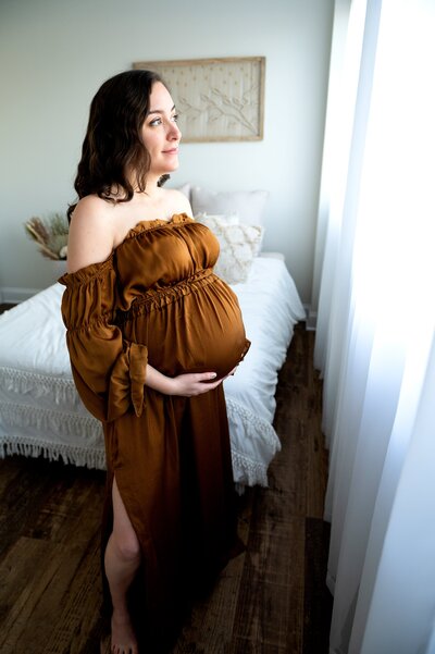 Pregnant mom at the king and queen seat for a maternity photography session