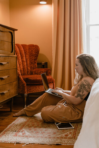 woman sitting on bed'