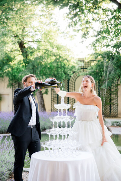 chateau-martinay-wedding-champagne-toast