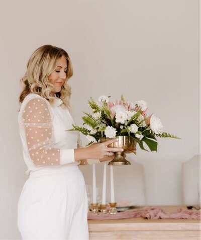 Dana, wedding, honeymoon & vacation planner & female founder of DWD travel