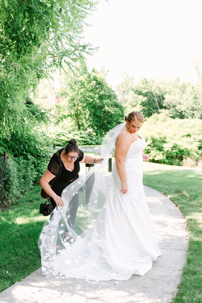 photographer alicia king helps bride