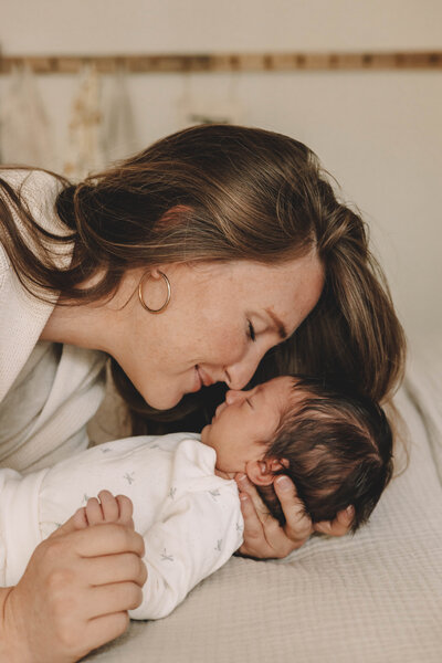 Newborn shoot met mama en baby op bed
